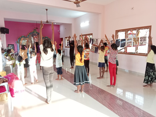 Yoga for Tuition Children β presentation photograph 1